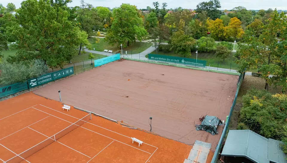 Der Tennisplatz im Umbau: Aus den alten Sandplätzen entsteht eine moderne, ressourcenschonende Sportanlage für ganzjährige Nutzung.