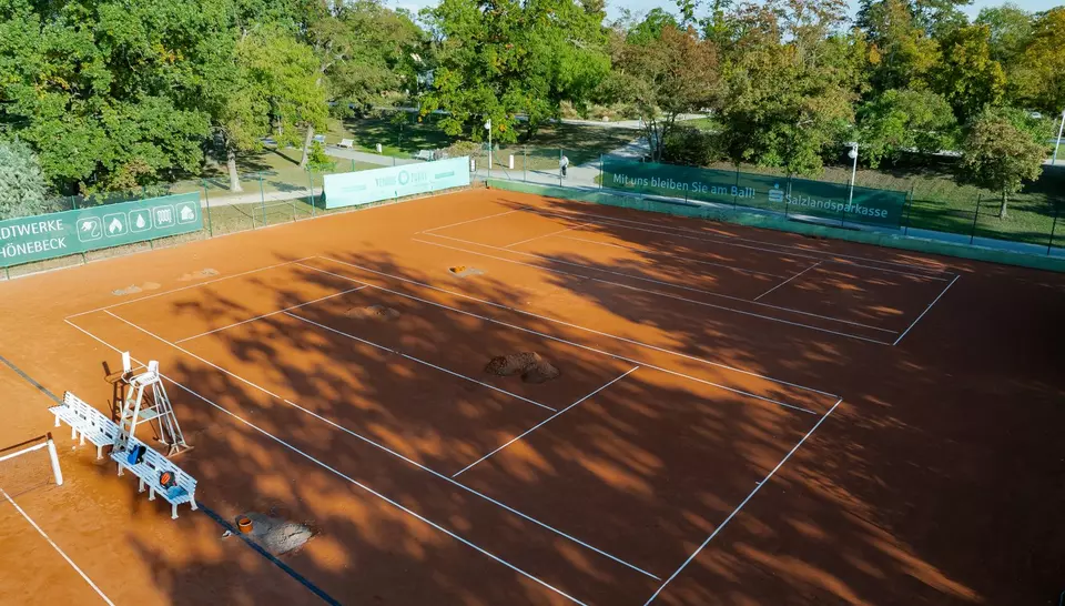 Vorher: Die Sandplätze aus rotem Ziegelmehl mussten vor jedem Spiel aufwendig bewässert werden – das verbrauchte jährlich große Mengen wertvolles Trinkwasser.