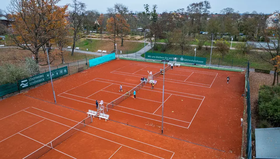 Die neuen Ganzjahresplätze ermöglichen Tennissport rund ums Jahr – ohne Bewässerung, barrierefrei und klimafreundlich.