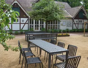 Treffpunkt vor dem Gärtnerhaus Dowesee