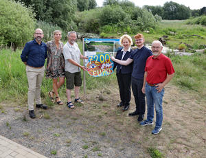 Symbolische Spendenübergabe in Rühme (v.l.): Sven Glodniok (WVMO), Ina Rieger (SEBS), Dr. Bernd HoppeDominik (FUN e. V.), Judith Kraft (Geschäftsführerin SEBS), Nick Jäger (SEBS) und Claus Wilske (WVMO).