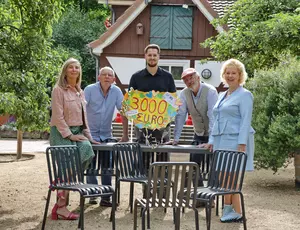 Freuen sich über neue, hochwertige Gartenmöbel (v.l.): Detlev Rickert  (Förderverein Dowesee); Ina Patricia Rieger (SEBS) Spendenpate Marvin   Fuhrmann (SEBS), Thomas Ellwart (Förderverein Dowesee) und Judith   Kraft (Geschäftsführerin SEBS) 