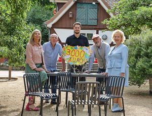 Freuen sich über neue, hochwertige Gartenmöbel (v.l.): Detlev Rickert  (Förderverein Dowesee); Ina Patricia Rieger (SEBS) Spendenpate Marvin   Fuhrmann (SEBS), Thomas Ellwart (Förderverein Dowesee) und Judith   Kraft (Geschäftsführerin SEBS) 
