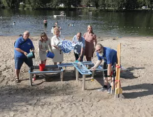 Freuen sich über den Wasserspielplatz als neue Attraktion im Kennel- Bad: Matthias Reinicke (Kennel-Bad e. V.), Sylke Freudenthal (Veolia Stiftung), Judith Kraft (Geschäftsführerin SEBS) Spendenpate Ralf Jaenicke (SEBS), Ina Patricia Rieger (Öffentlichkeitsarbeit SEBS) und Jürgen Birkows (Kennel-Bad e. V.).