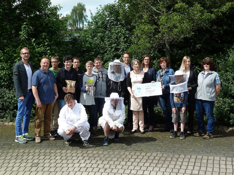 01/16 Hans Würtz Schule Bienenprojekt - Scheckübergabe