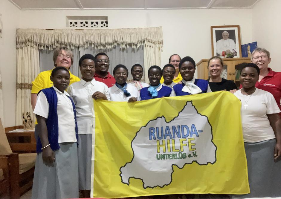 Ulrike Müller (Veolia Water Technologies) gemeinsam mit den Schwestern der Christ the King Gemeinde in Karenge, die von ihrem Verein Ruanda-Hilfe Unterlüß e.V. unterstützt wird. 