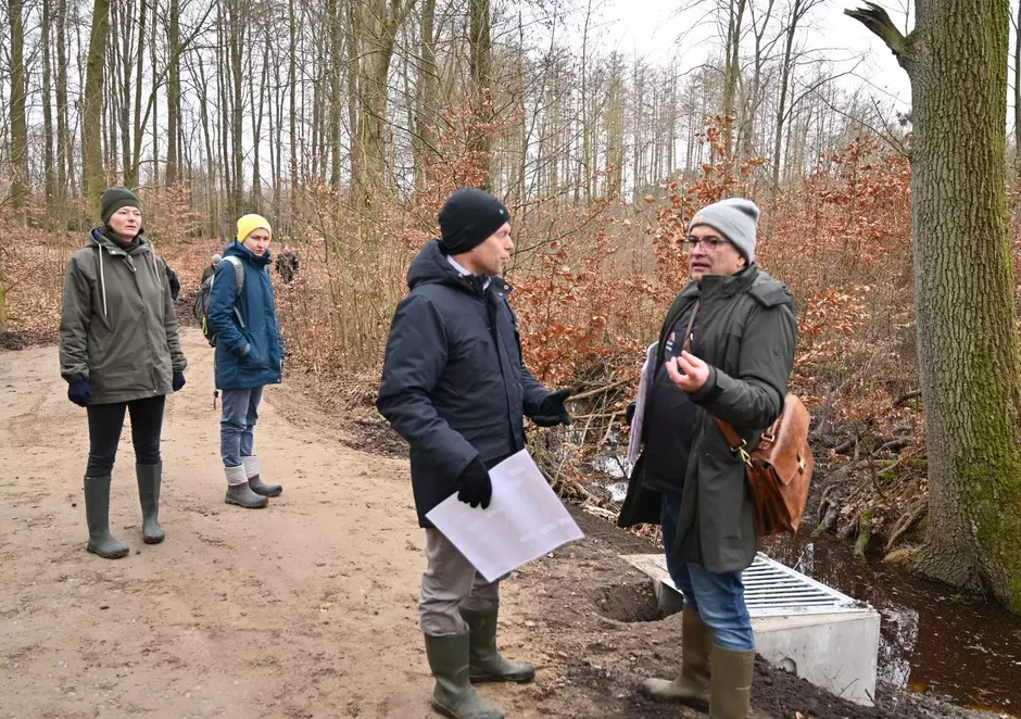 Stiftung Biosphäre Schaalsee und Biosphärenreservatsamt renaturieren das Schönwolder Moor