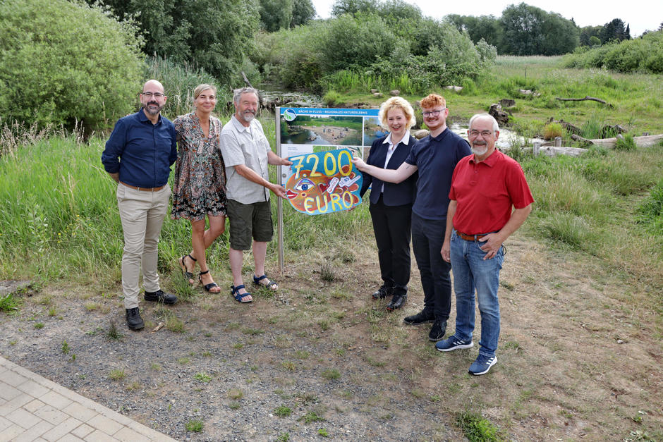 Symbolische Spendenübergabe in Rühme (v.l.): Sven Glodniok (WVMO), Ina Rieger (SEBS), Dr. Bernd HoppeDominik (FUN e. V.), Judith Kraft (Geschäftsführerin SEBS), Nick Jäger (SEBS) und Claus Wilske (WVMO).
