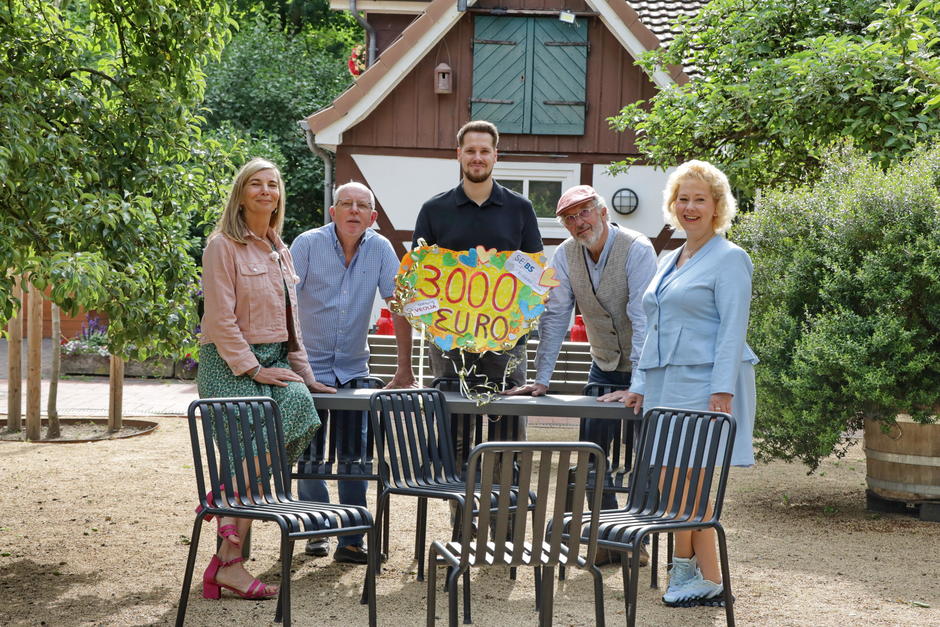 Freuen sich über neue, hochwertige Gartenmöbel (v.l.): Detlev Rickert  (Förderverein Dowesee); Ina Patricia Rieger (SEBS) Spendenpate Marvin   Fuhrmann (SEBS), Thomas Ellwart (Förderverein Dowesee) und Judith   Kraft (Geschäftsführerin SEBS) 