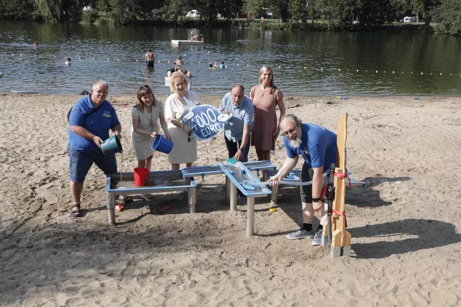 Freuen sich über den Wasserspielplatz als neue Attraktion im Kennel- Bad: Matthias Reinicke (Kennel-Bad e. V.), Sylke Freudenthal (Veolia Stiftung), Judith Kraft (Geschäftsführerin SEBS) Spendenpate Ralf Jaenicke (SEBS), Ina Patricia Rieger (Öffentlichkeitsarbeit SEBS) und Jürgen Birkows (Kennel-Bad e. V.).