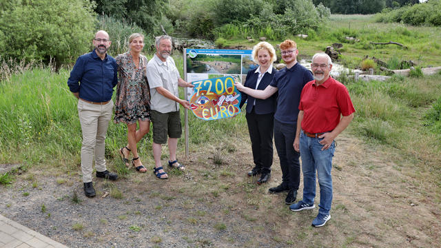 Symbolische Spendenübergabe in Rühme (v.l.): Sven Glodniok (WVMO), Ina Rieger (SEBS), Dr. Bernd HoppeDominik (FUN e. V.), Judith Kraft (Geschäftsführerin SEBS), Nick Jäger (SEBS) und Claus Wilske (WVMO).