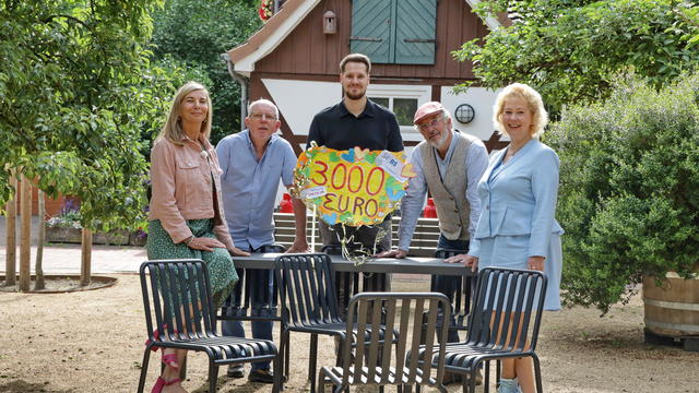 Freuen sich über neue, hochwertige Gartenmöbel (v.l.): Detlev Rickert  (Förderverein Dowesee); Ina Patricia Rieger (SEBS) Spendenpate Marvin   Fuhrmann (SEBS), Thomas Ellwart (Förderverein Dowesee) und Judith   Kraft (Geschäftsführerin SEBS) 