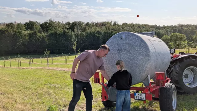 Mit dem Wasserwagen über die Streuobstwiesen