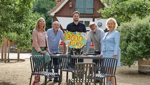 Freuen sich über neue, hochwertige Gartenmöbel (v.l.): Detlev Rickert  (Förderverein Dowesee); Ina Patricia Rieger (SEBS) Spendenpate Marvin   Fuhrmann (SEBS), Thomas Ellwart (Förderverein Dowesee) und Judith   Kraft (Geschäftsführerin SEBS) 