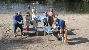 Freuen sich über den Wasserspielplatz als neue Attraktion im Kennel- Bad: Matthias Reinicke (Kennel-Bad e. V.), Sylke Freudenthal (Veolia Stiftung), Judith Kraft (Geschäftsführerin SEBS) Spendenpate Ralf Jaenicke (SEBS), Ina Patricia Rieger (Öffentlichkeitsarbeit SEBS) und Jürgen Birkows (Kennel-Bad e. V.).